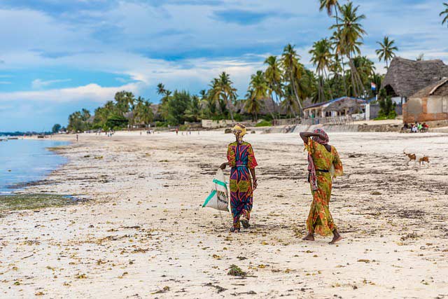 Insel Sansibar - Strand mit Einheimischen