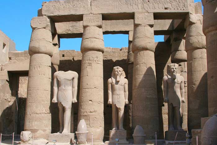 Karnak Tempel Luxor zeigt die Kleidung der alten Pharao Ägypter