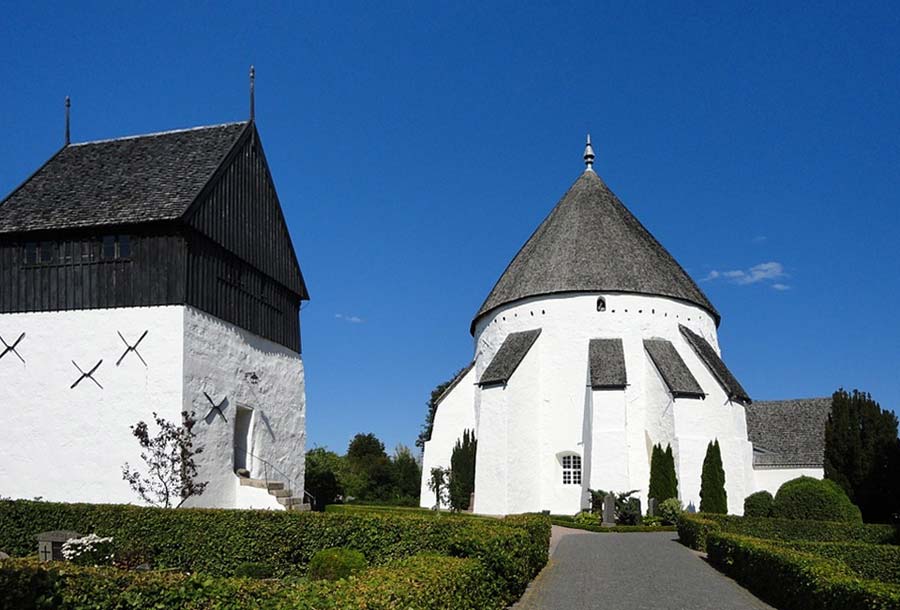 Weiße Rundkirche auf Bornholm